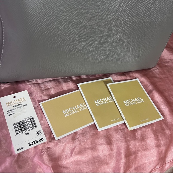 Micheal Kors Voyager Tote Bag - Picture 8 of 13